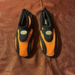 Easy USA Wave children water shoes size 6 orange and black Drawstring at back
